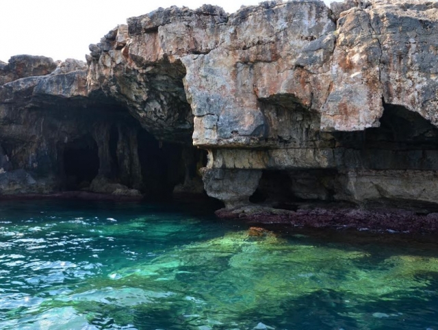 Rocas reflejadas en el agua.jpg